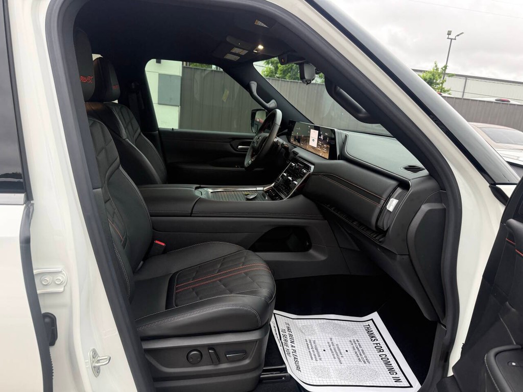 Nissan Armada Vehicle Full-screen Gallery Image 10