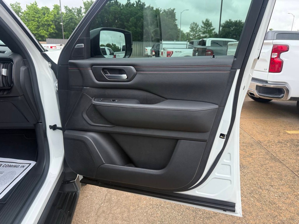 Nissan Armada Vehicle Full-screen Gallery Image 11