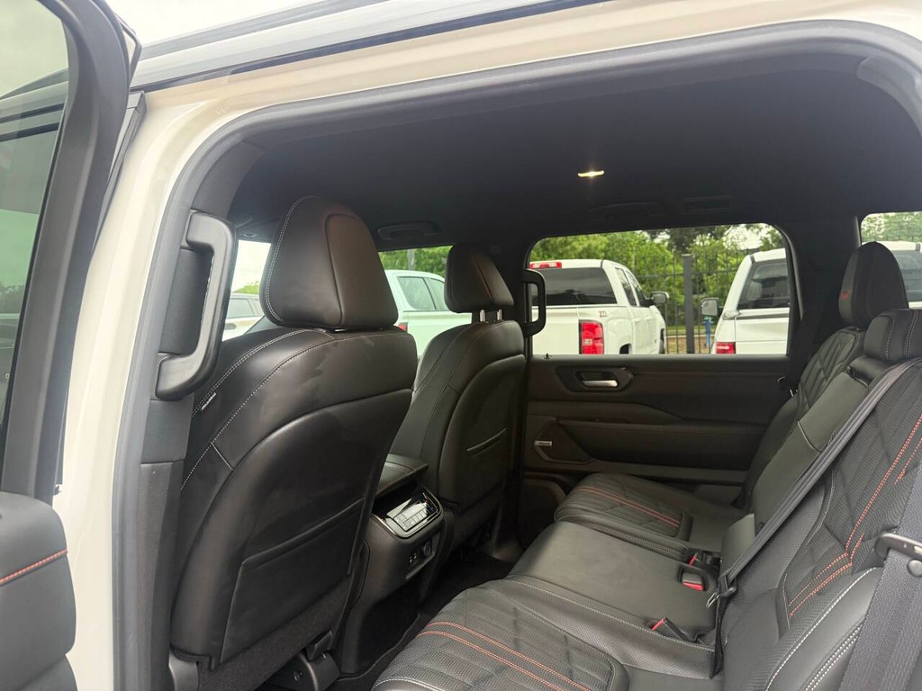 Nissan Armada Vehicle Full-screen Gallery Image 12