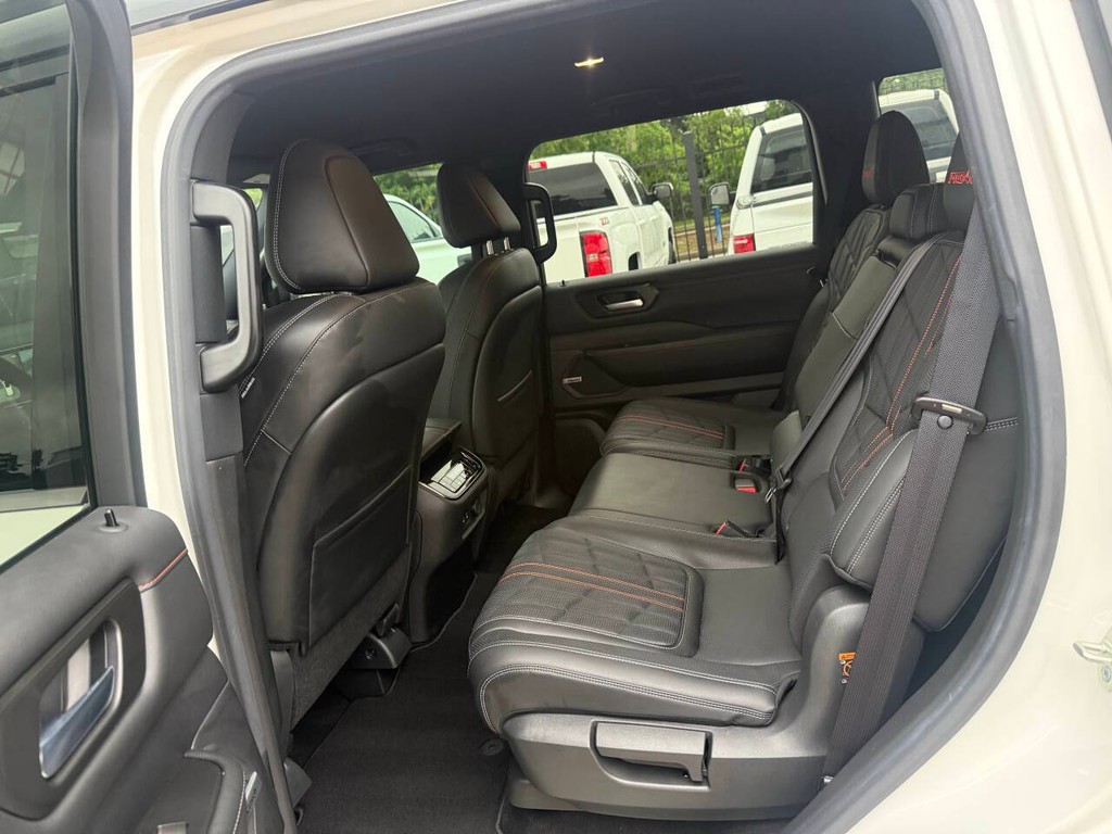 Nissan Armada Vehicle Full-screen Gallery Image 13