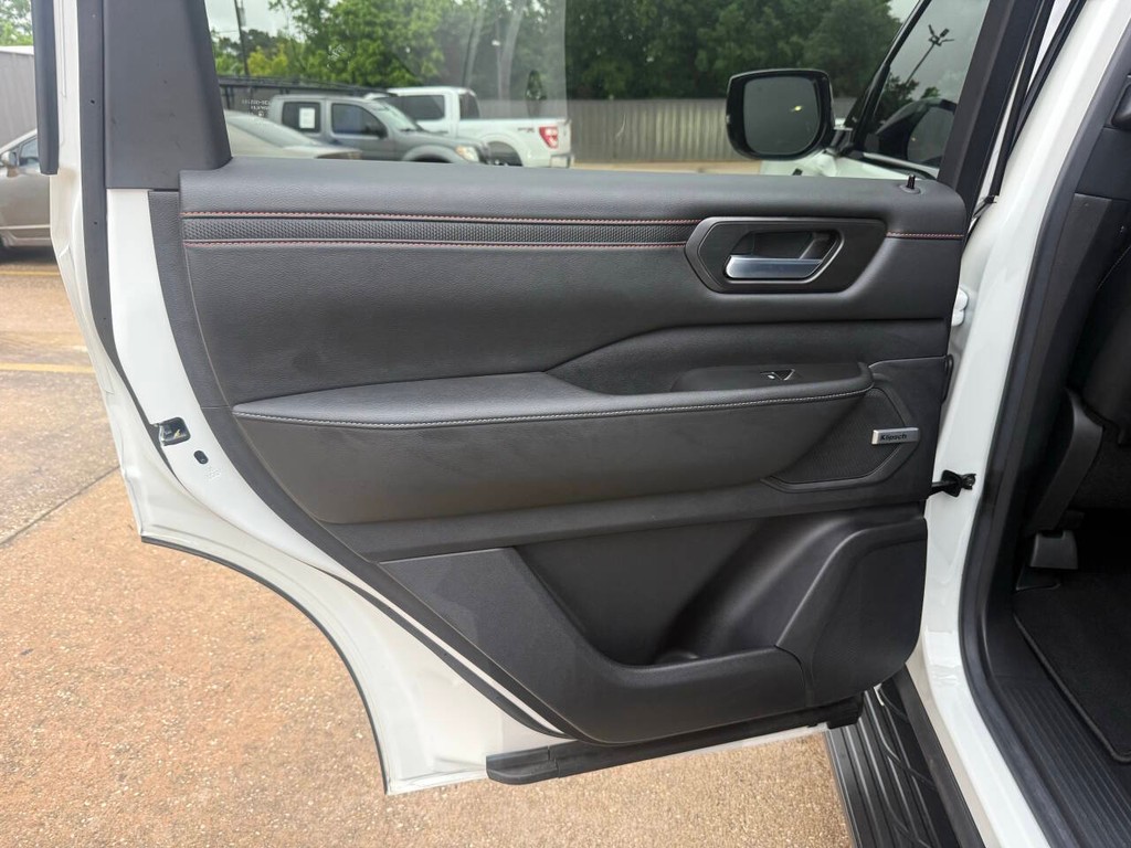 Nissan Armada Vehicle Full-screen Gallery Image 15