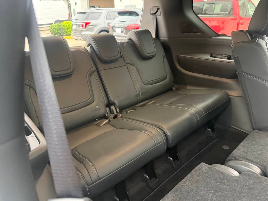 Nissan Armada Vehicle Full-screen Gallery Image 16