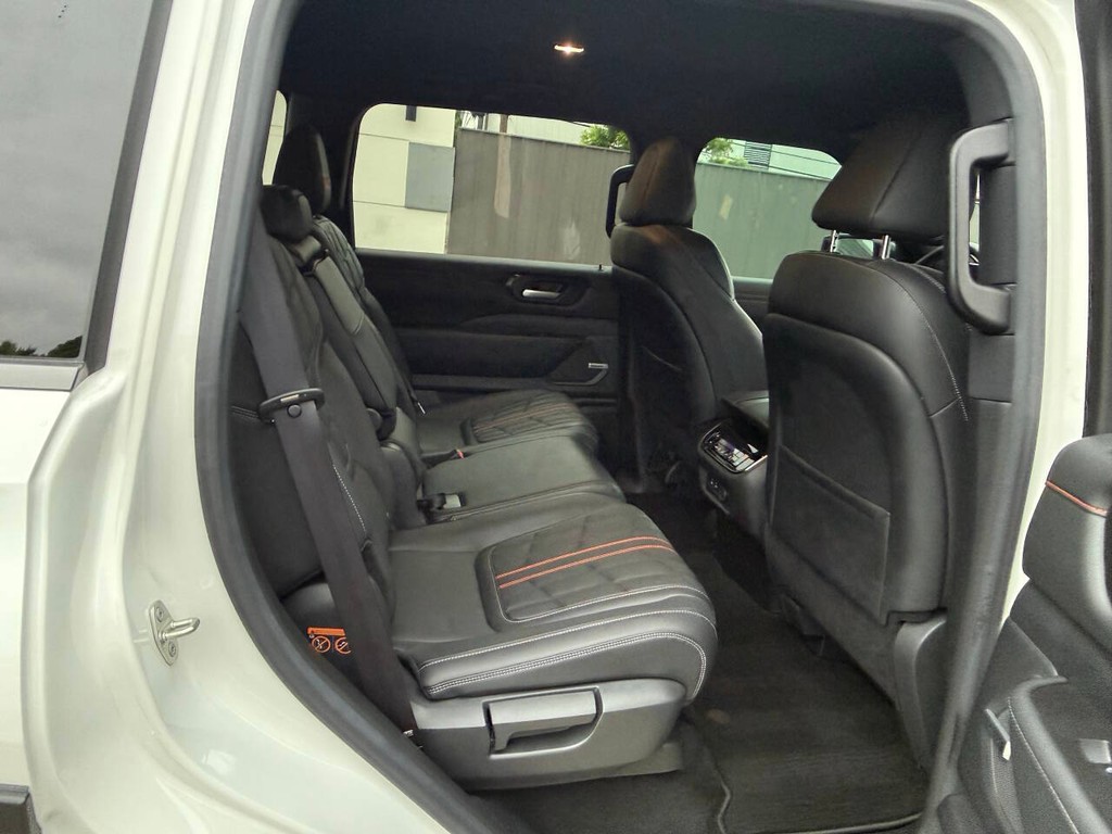 Nissan Armada Vehicle Full-screen Gallery Image 17