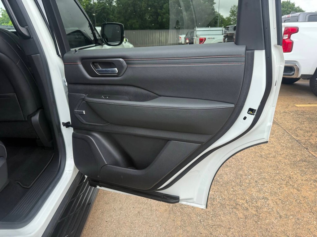 Nissan Armada Vehicle Full-screen Gallery Image 18