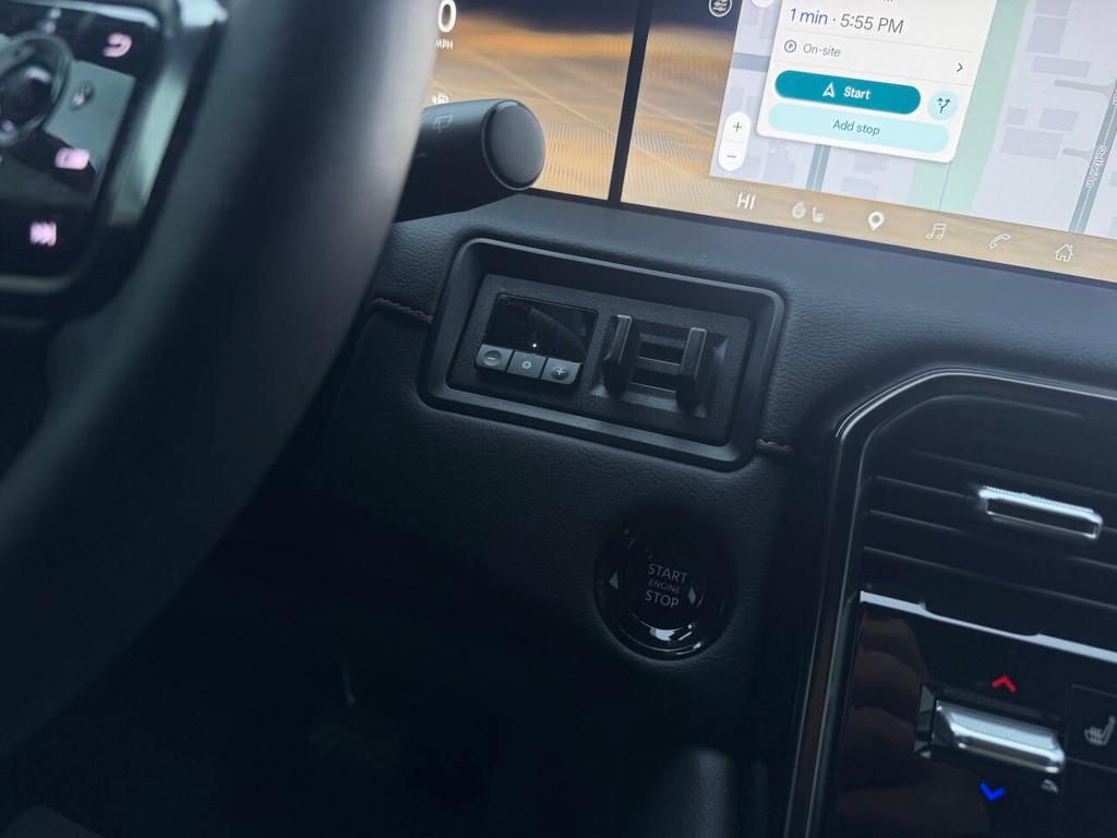 Nissan Armada Vehicle Full-screen Gallery Image 29