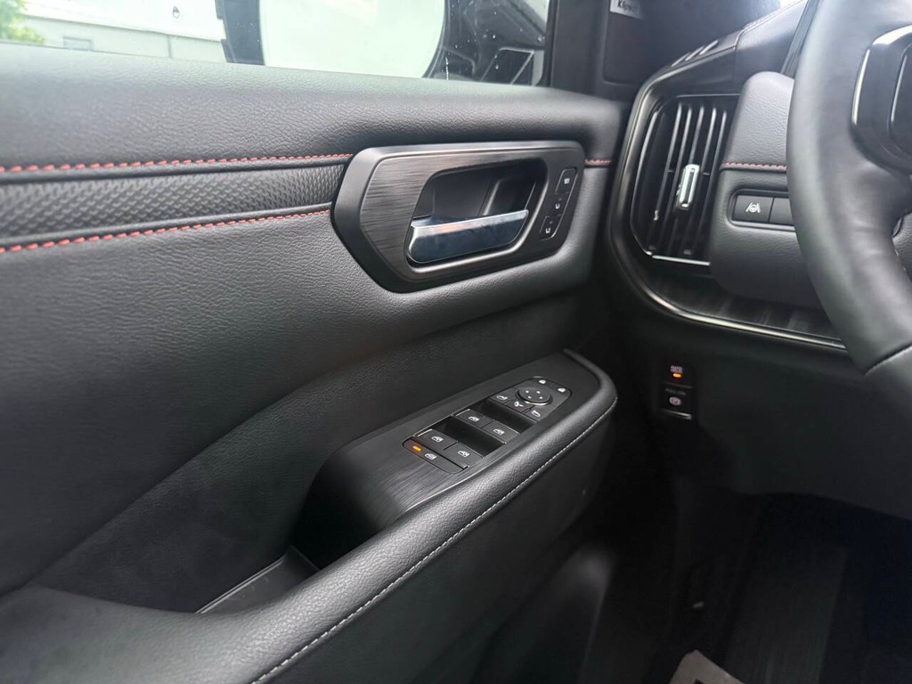 Nissan Armada Vehicle Full-screen Gallery Image 30