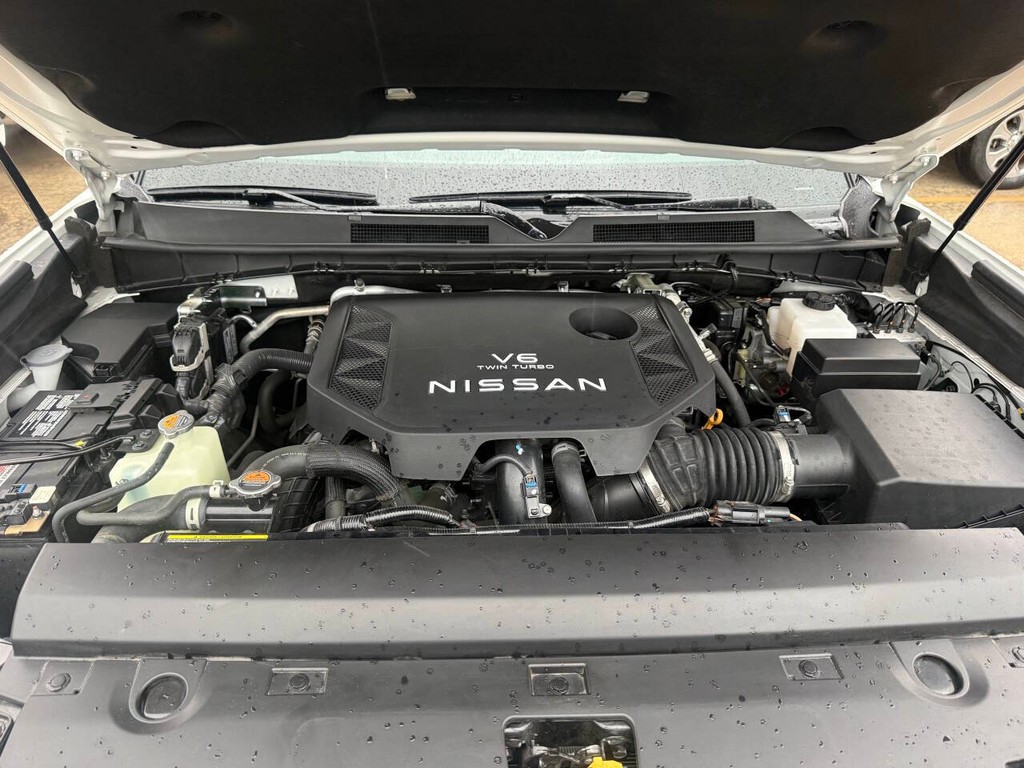 Nissan Armada Vehicle Full-screen Gallery Image 37