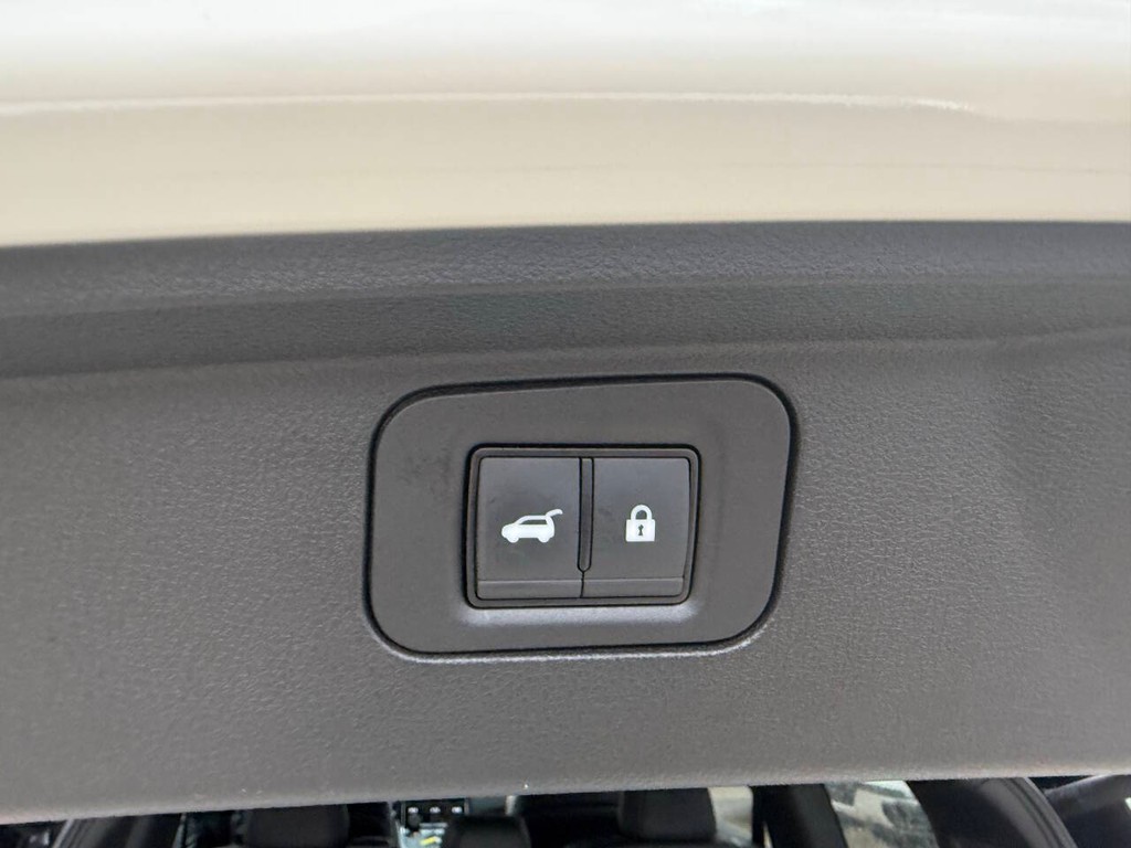 Nissan Armada Vehicle Full-screen Gallery Image 40