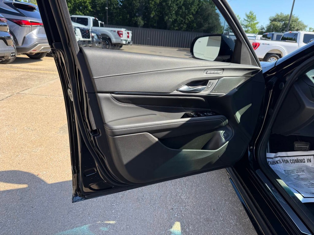 Cadillac CT4-V Vehicle Full-screen Gallery Image 08