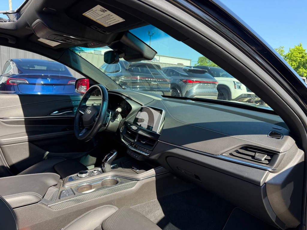 Cadillac CT4-V Vehicle Full-screen Gallery Image 09