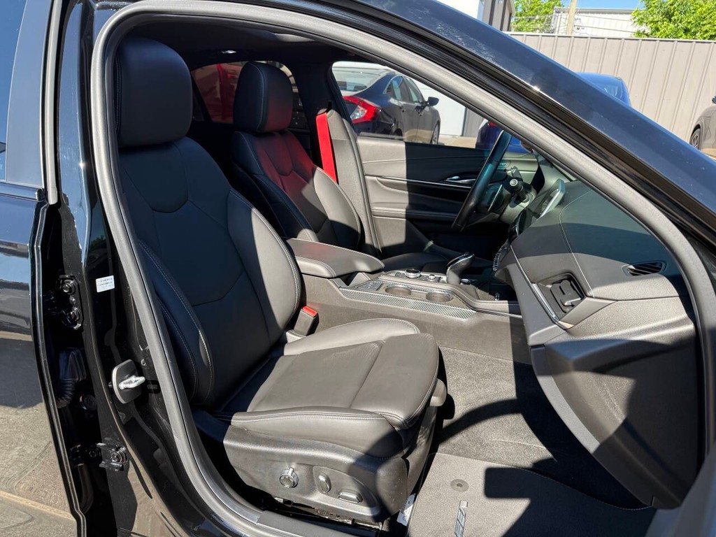 Cadillac CT4-V Vehicle Full-screen Gallery Image 10