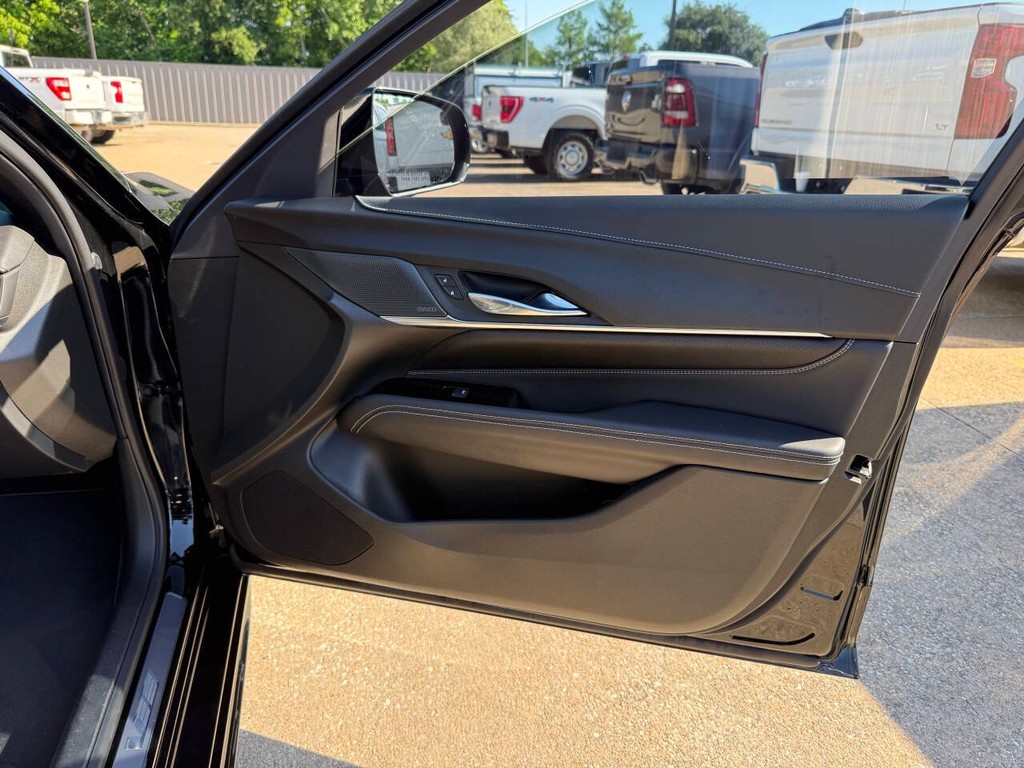 Cadillac CT4-V Vehicle Full-screen Gallery Image 11
