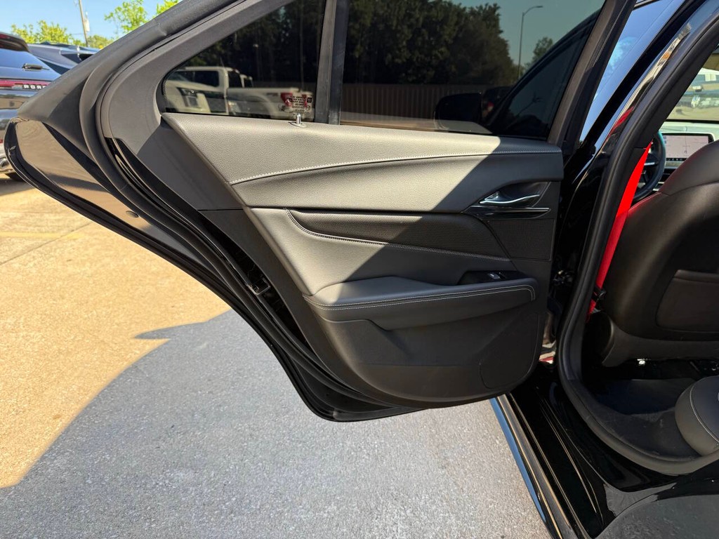 Cadillac CT4-V Vehicle Full-screen Gallery Image 14