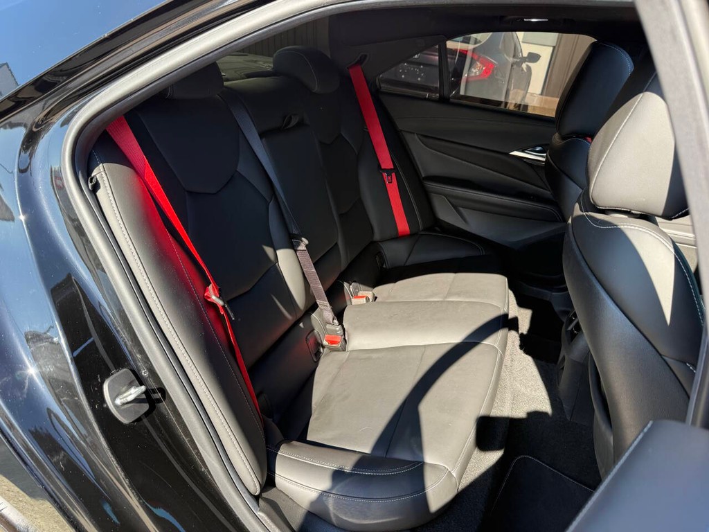 Cadillac CT4-V Vehicle Full-screen Gallery Image 15