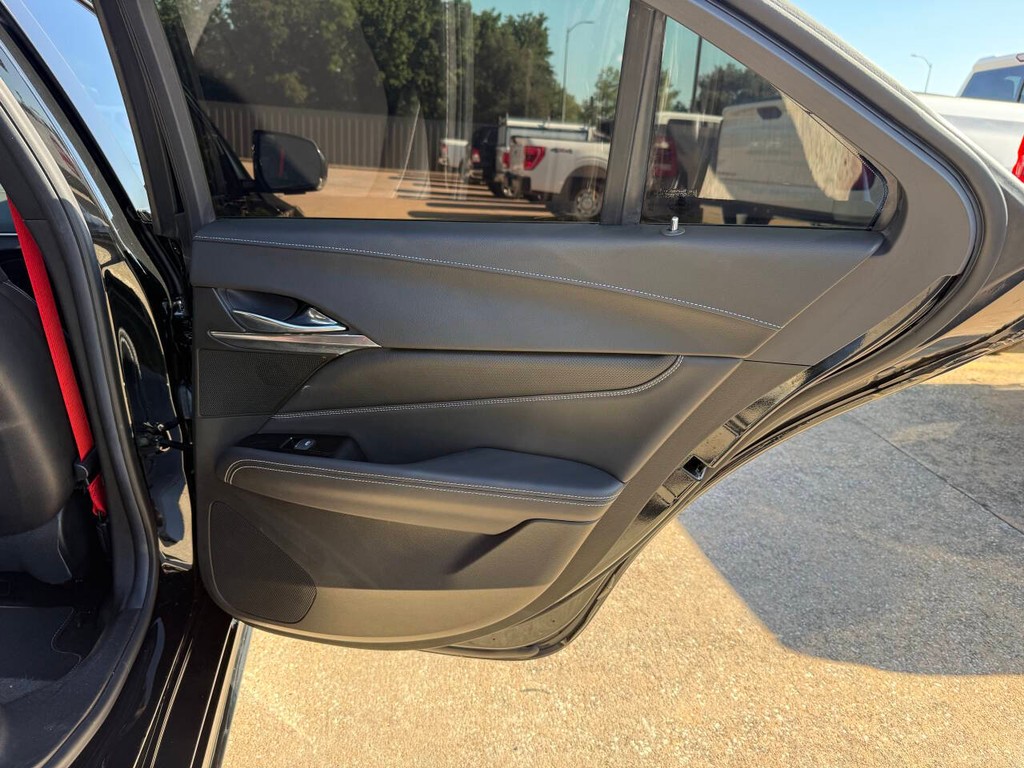 Cadillac CT4-V Vehicle Full-screen Gallery Image 16
