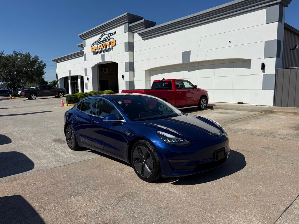 Tesla Model 3 Vehicle Full-screen Gallery Image 02