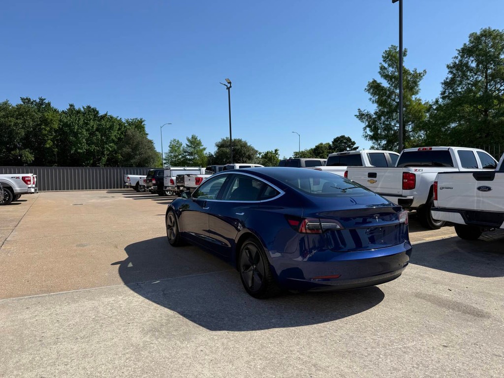 Tesla Model 3 Vehicle Full-screen Gallery Image 04