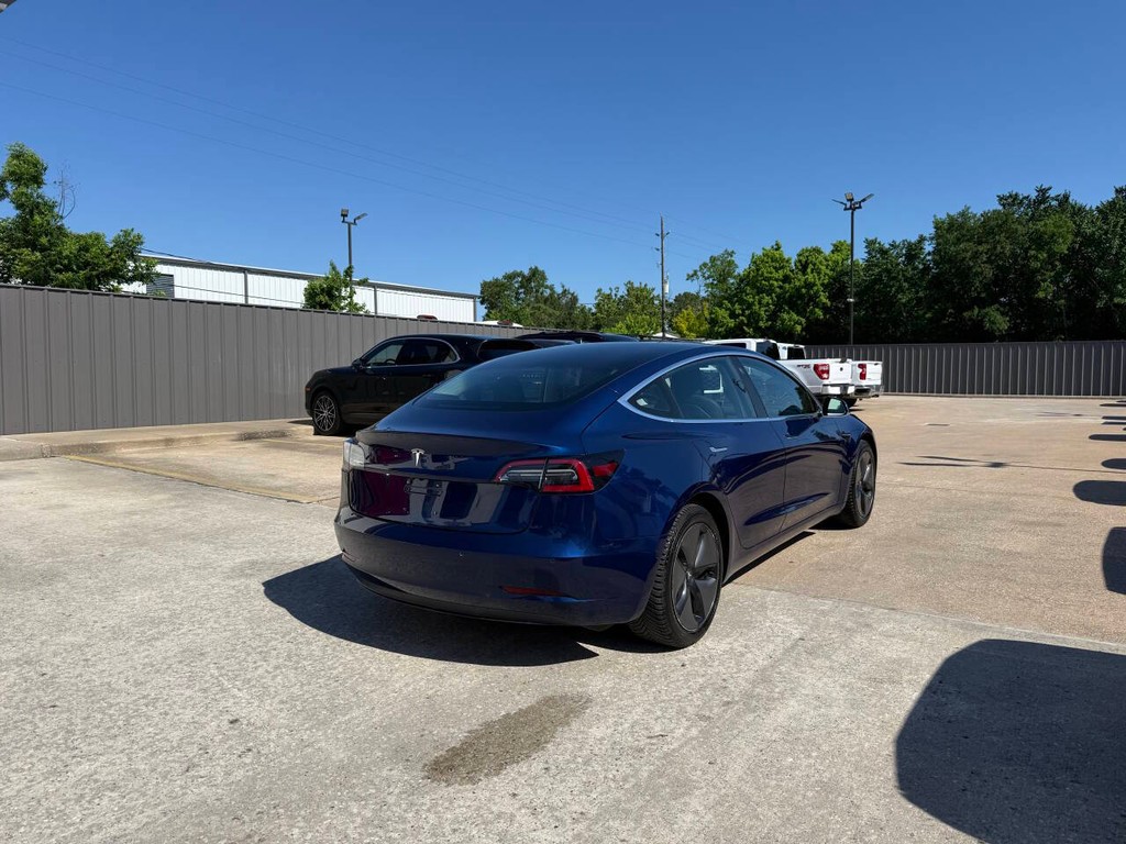 Tesla Model 3 Vehicle Full-screen Gallery Image 05
