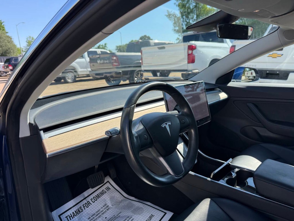 Tesla Model 3 Vehicle Full-screen Gallery Image 06