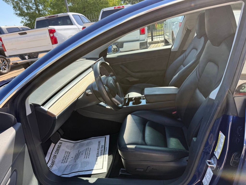 Tesla Model 3 Vehicle Full-screen Gallery Image 07