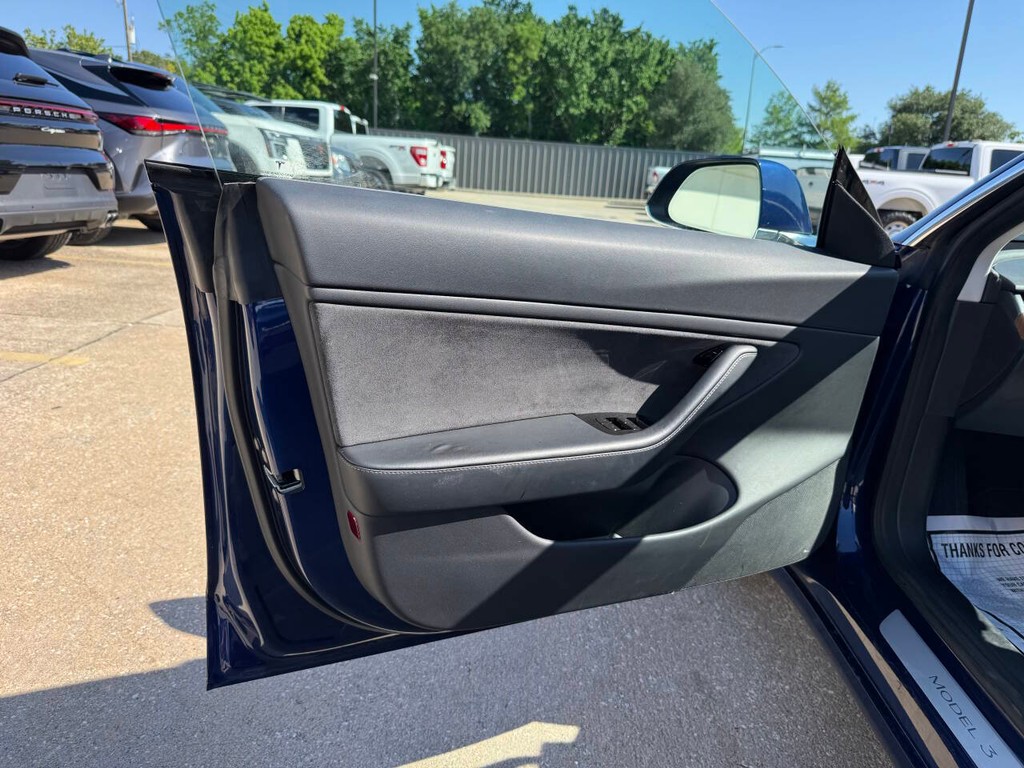 Tesla Model 3 Vehicle Full-screen Gallery Image 08
