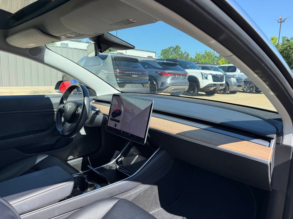 Tesla Model 3 Vehicle Full-screen Gallery Image 09