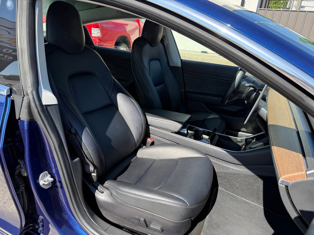 Tesla Model 3 Vehicle Full-screen Gallery Image 10