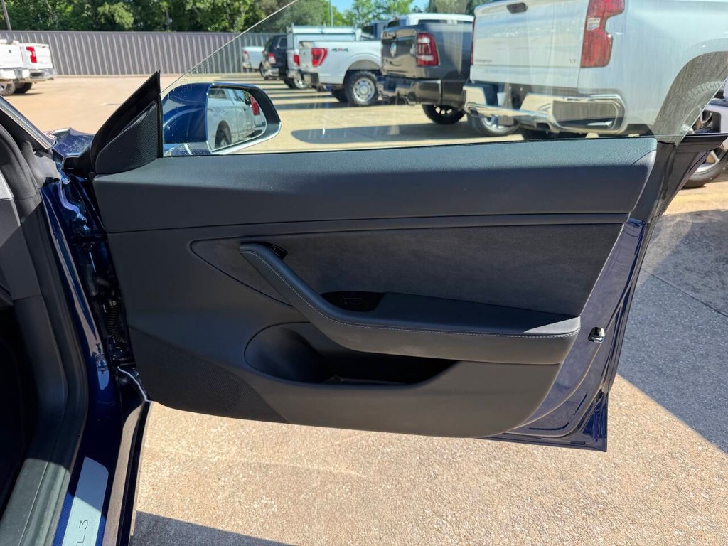 Tesla Model 3 Vehicle Full-screen Gallery Image 11