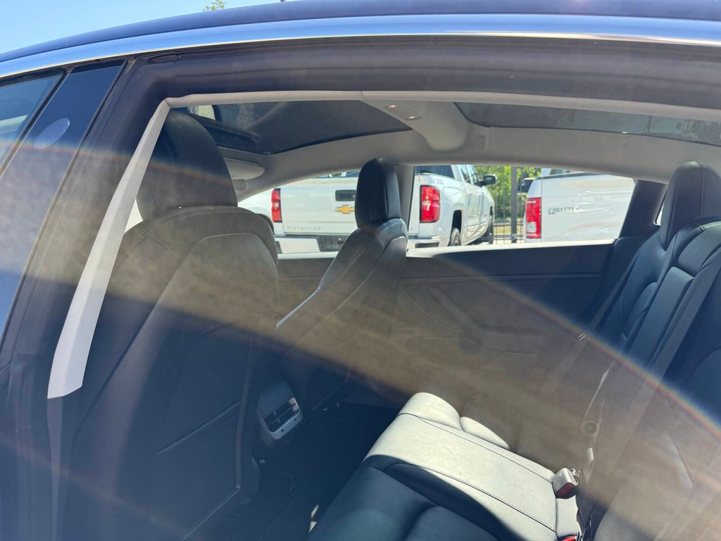 Tesla Model 3 Vehicle Full-screen Gallery Image 12