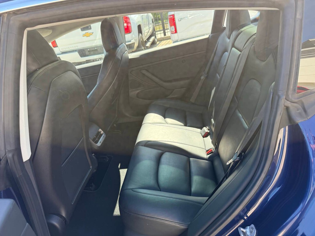 Tesla Model 3 Vehicle Full-screen Gallery Image 13