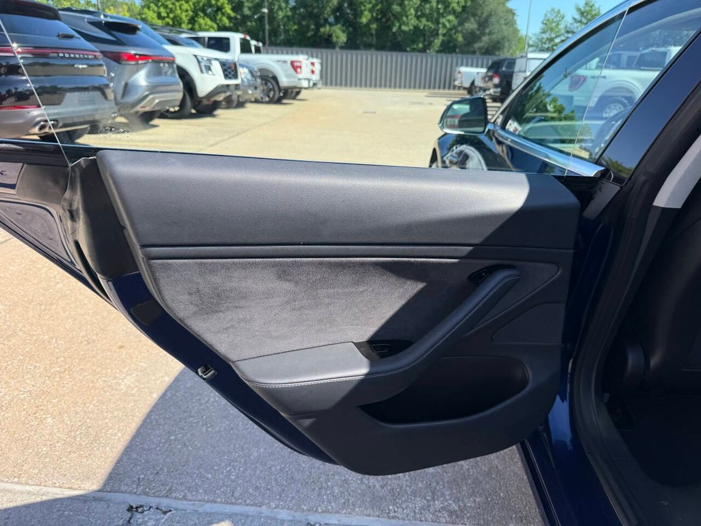 Tesla Model 3 Vehicle Full-screen Gallery Image 14