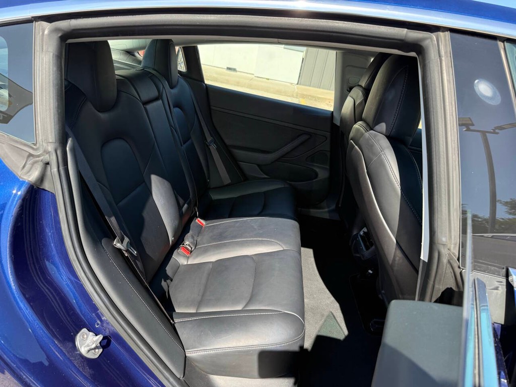 Tesla Model 3 Vehicle Full-screen Gallery Image 15