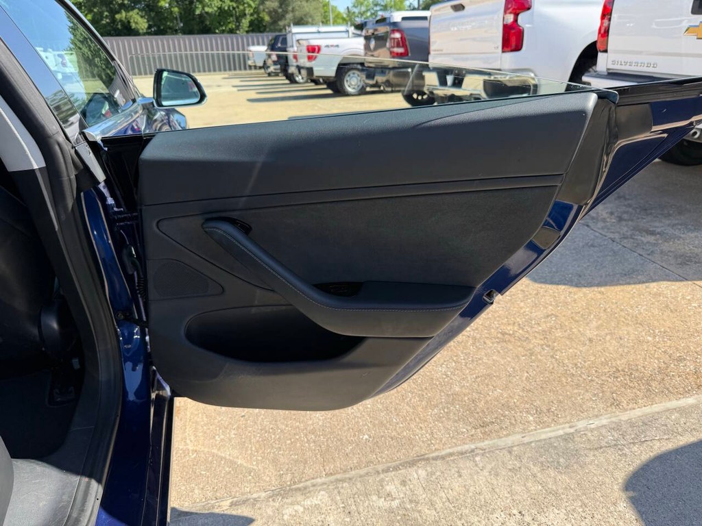 Tesla Model 3 Vehicle Full-screen Gallery Image 16