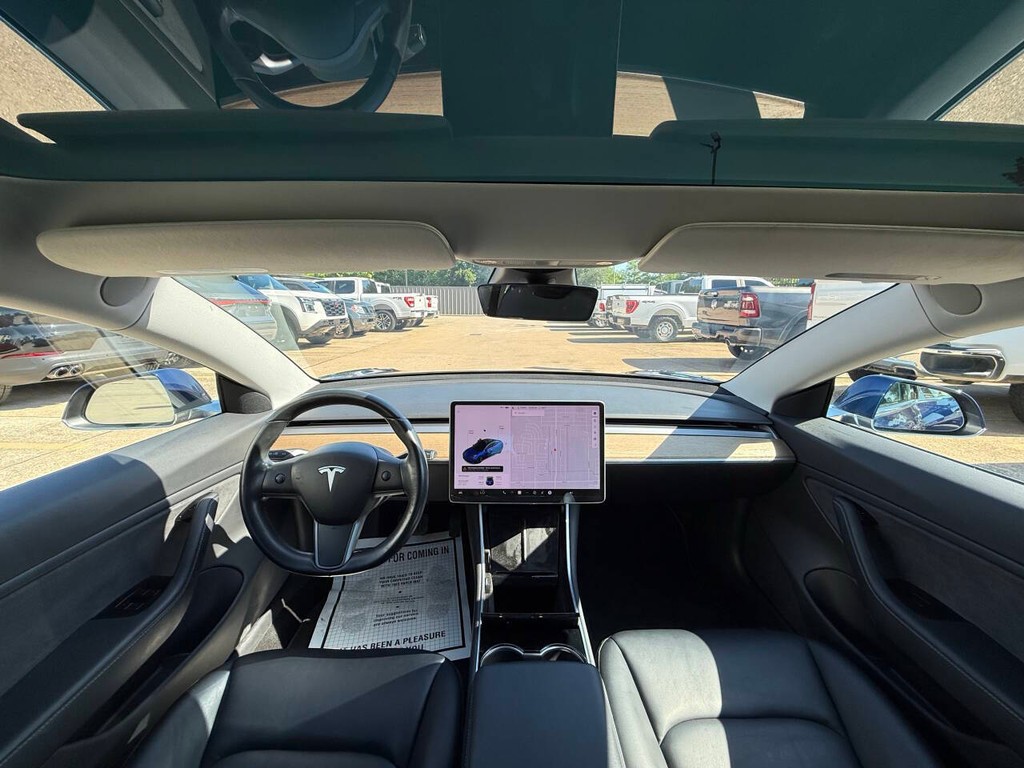 Tesla Model 3 Vehicle Full-screen Gallery Image 18