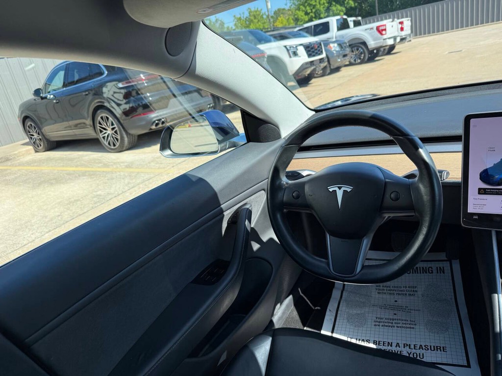 Tesla Model 3 Vehicle Full-screen Gallery Image 19