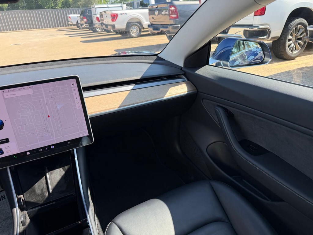 Tesla Model 3 Vehicle Full-screen Gallery Image 20