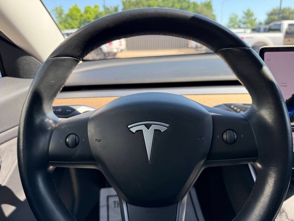 Tesla Model 3 Vehicle Full-screen Gallery Image 23