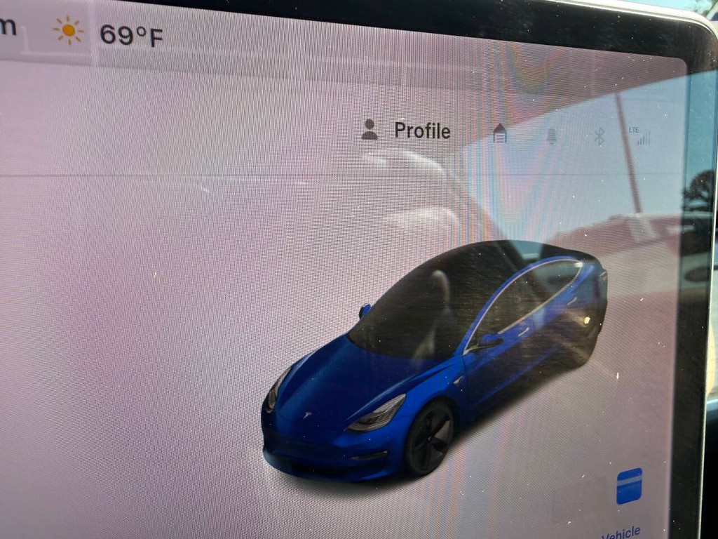 Tesla Model 3 Vehicle Full-screen Gallery Image 26