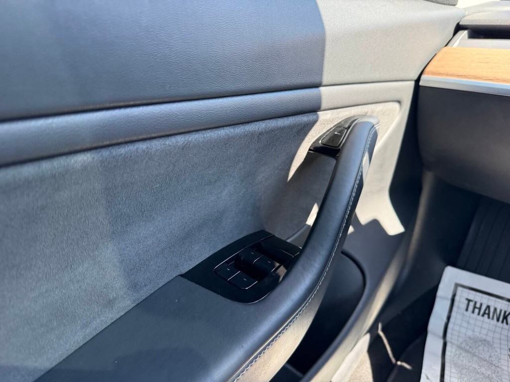 Tesla Model 3 Vehicle Full-screen Gallery Image 33