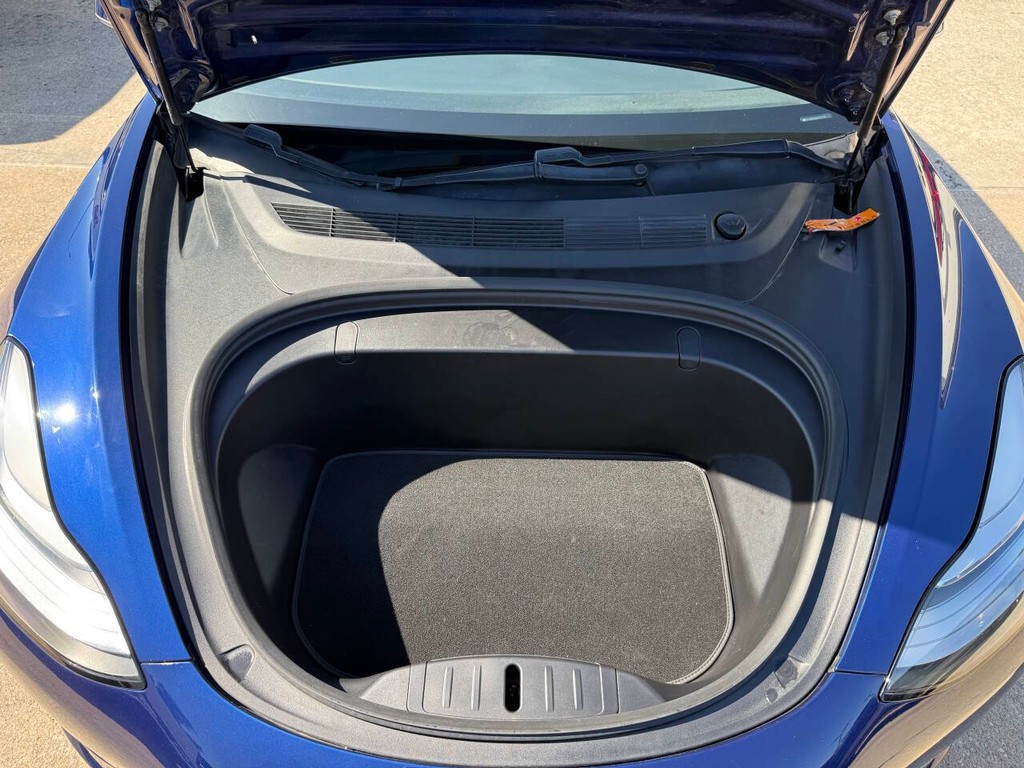 Tesla Model 3 Vehicle Full-screen Gallery Image 36