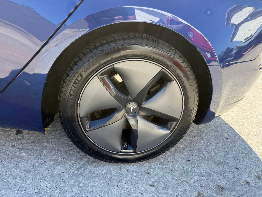 Tesla Model 3 Vehicle Full-screen Gallery Image 37