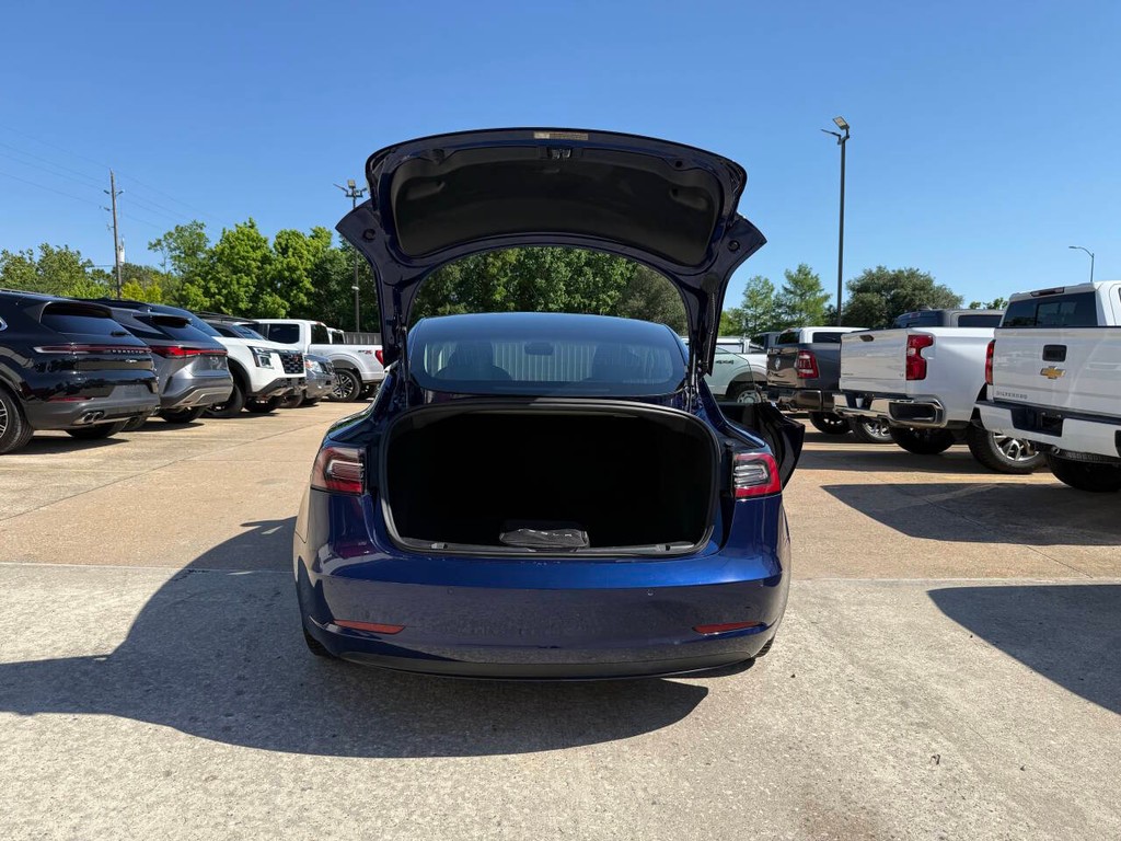 Tesla Model 3 Vehicle Full-screen Gallery Image 38