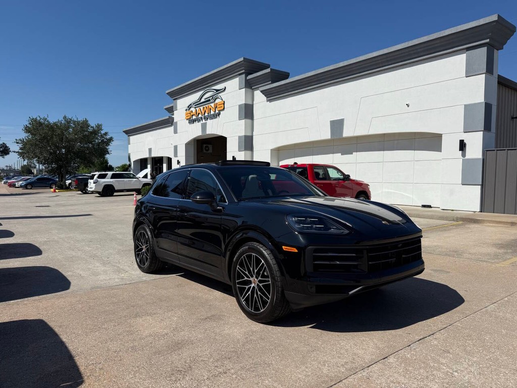 Porsche Cayenne Vehicle Full-screen Gallery Image 02