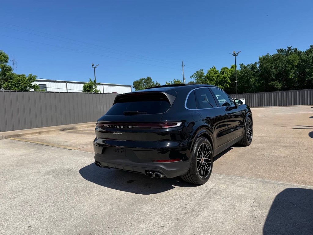 Porsche Cayenne Vehicle Full-screen Gallery Image 05