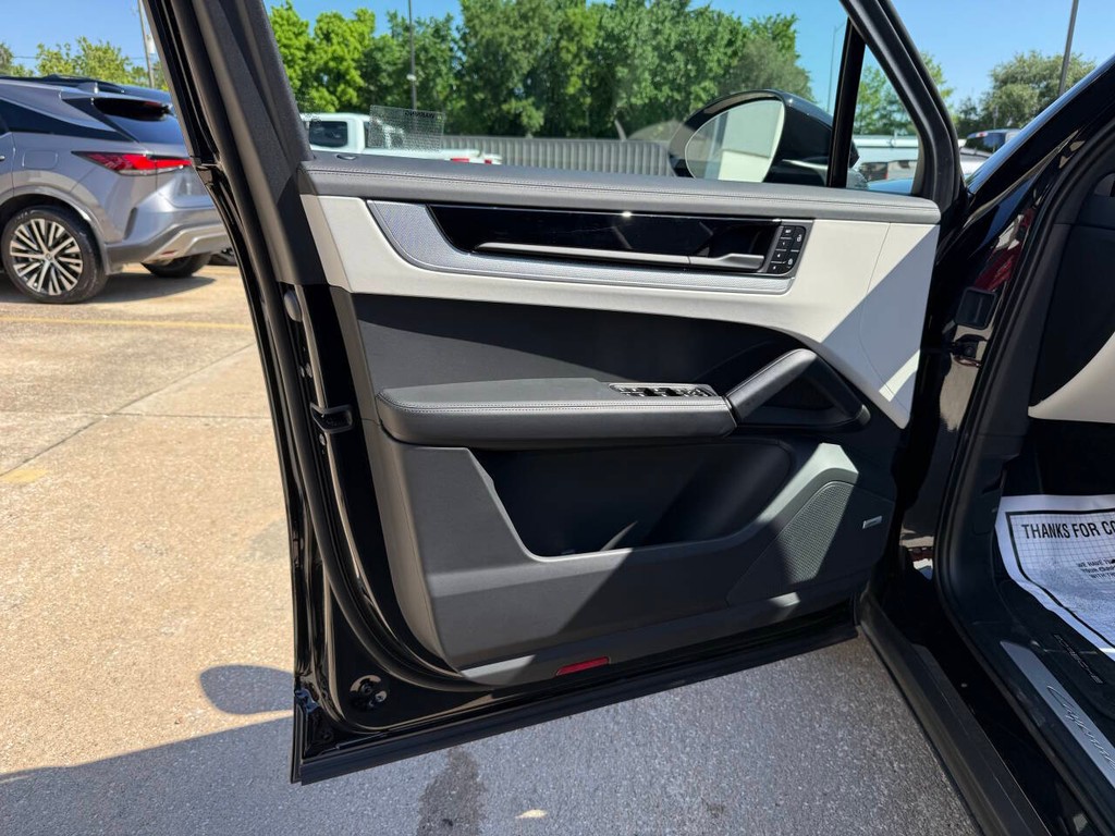 Porsche Cayenne Vehicle Full-screen Gallery Image 08