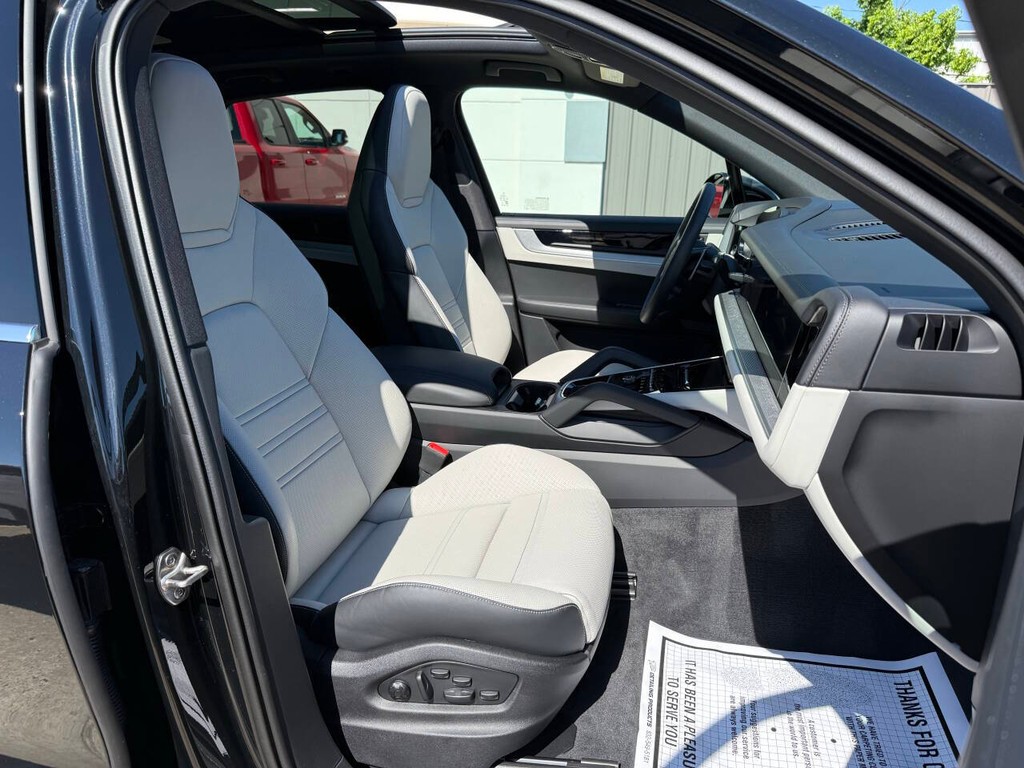 Porsche Cayenne Vehicle Full-screen Gallery Image 09
