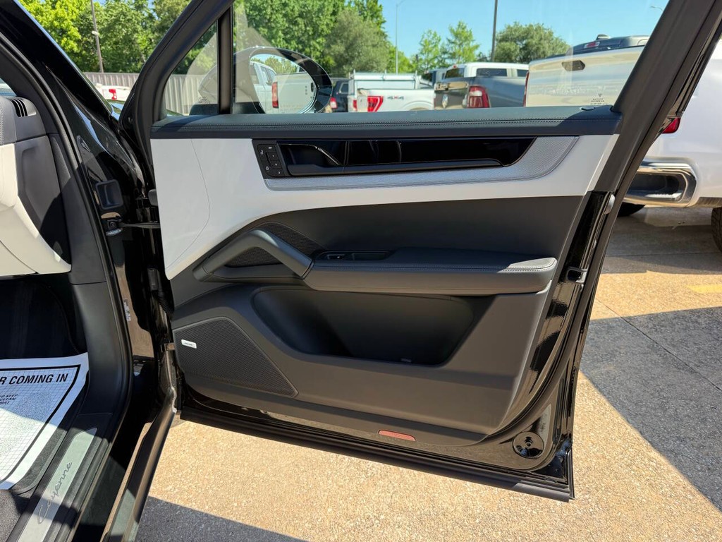 Porsche Cayenne Vehicle Full-screen Gallery Image 10