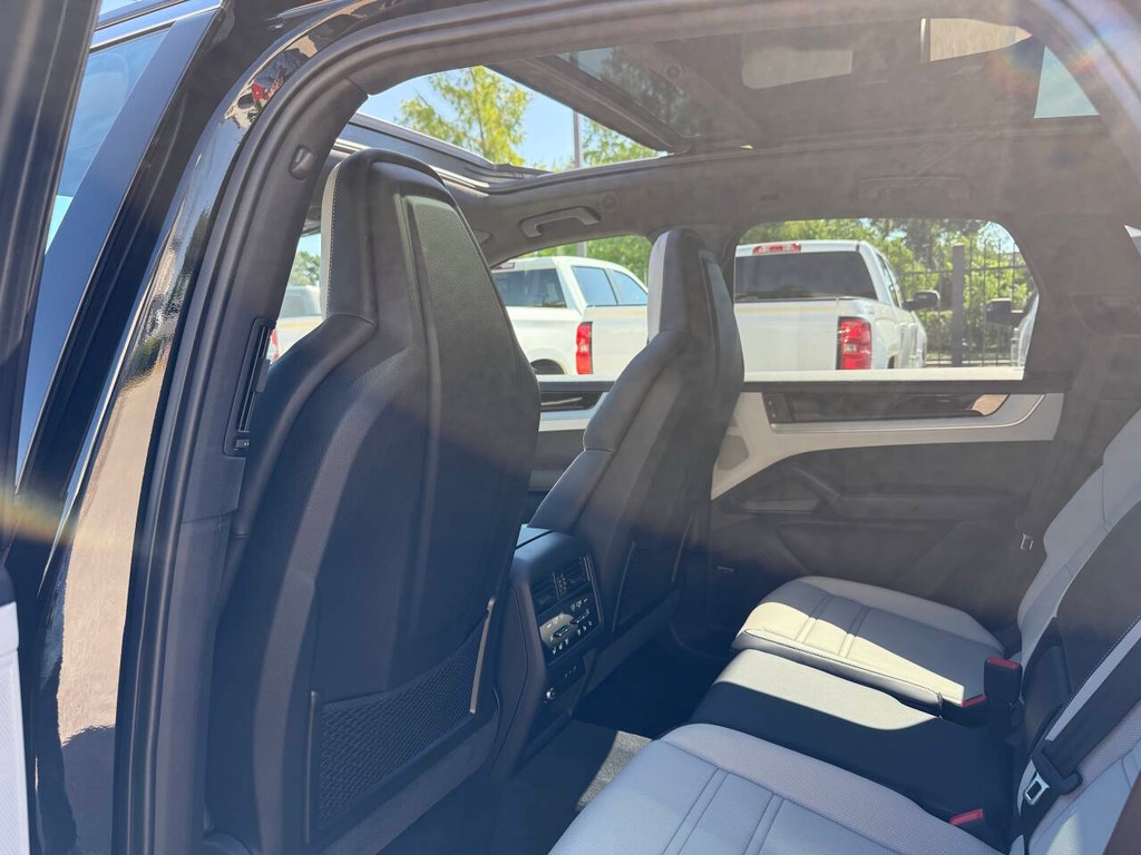 Porsche Cayenne Vehicle Full-screen Gallery Image 11