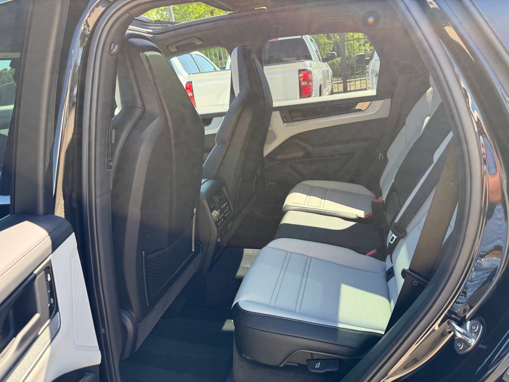 Porsche Cayenne Vehicle Full-screen Gallery Image 12
