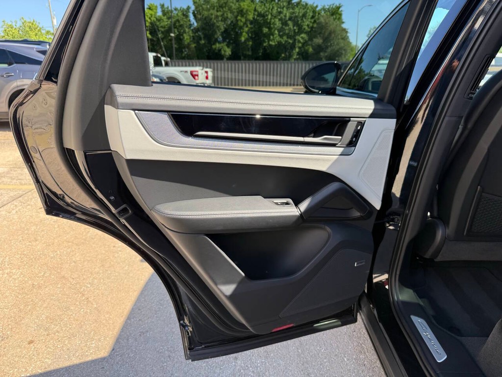 Porsche Cayenne Vehicle Full-screen Gallery Image 13